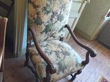 une chaise qui se trouve dans le coin d'une pièce