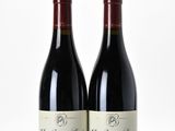 deux bouteilles de vin rouge posées l'une à côté de l'autre sur une table