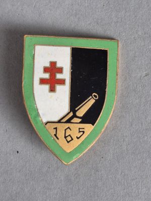 une photo d'un insigne sur lequel figure une croix rouge