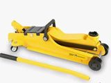 un gros plan d'un vérin hydraulique jaune sur fond blanc