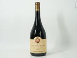 une bouteille de vin posée sur une table