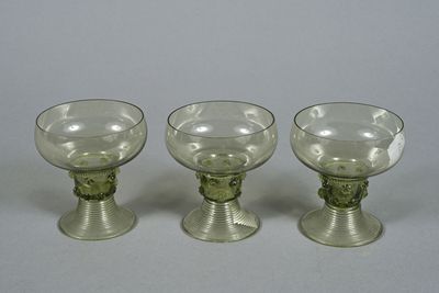 trois verres à vin posés l'un à côté de l'autre sur une table