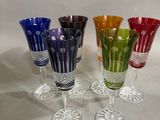 quatre verres à vin posés les uns à côté des autres sur une table