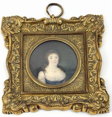 portrait d'une femme en robe bleue dans un cadre doré