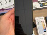 une personne qui tient un téléphone portable à la main