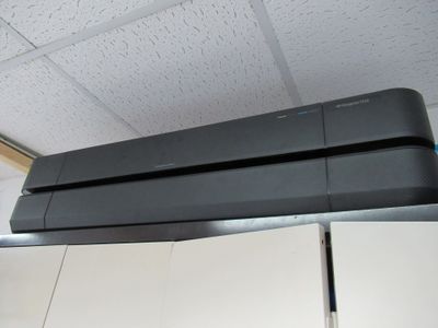 une image représentant un grand appareil noir suspendu au plafond