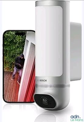 une photo montrant un appareil photo et un téléphone portable côte à côte