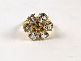 une bague en or sertie d'un bouquet de diamants