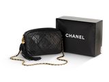Sac à bandoulière Chanel en cuir d'agneau matelassé noir, avec chaîne