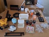 de nombreux objets qui sont posés sur un carton