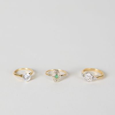 trois bagues en or serties de diamants et d'émeraudes