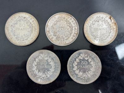 quatre types de pièces différents exposés dans une vitrine