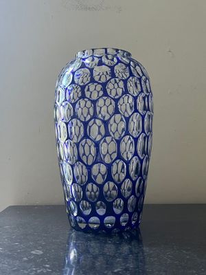 un vase bleu et blanc posé sur une table
