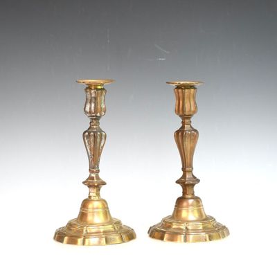 paire de chandeliers anciens en laiton sur fond blanc