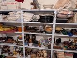une pièce avec beaucoup d'objets sur les étagères