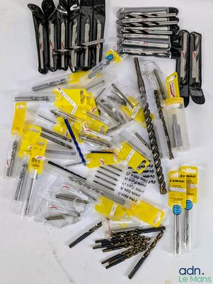un grand nombre d'outils posés sur la table
