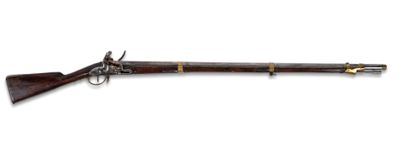 un vieux fusil avec un canon en bois et des garnitures en laiton
