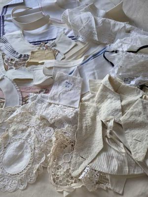 un tas de vêtements posé sur un lit