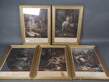 quatre tableaux encadrés représentant des personnes dans une pièce, sur fond gris
