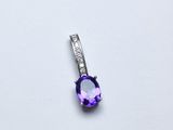 un pendentif en améthorate et diamant sur fond blanc
