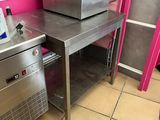 une petite table avec deux grille-pain dans une cuisine