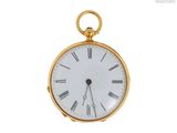 une montre de poche en or avec des chiffres romains sur le cadran