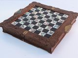 une boîte en bois contenant un damier