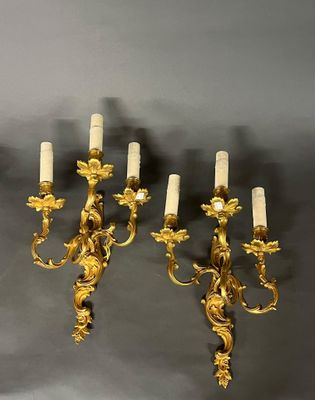 les quatre bougies accrochées au mur de la pièce