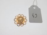 un gros plan d'une médaille d'or à laquelle est accrochée une étiquette
