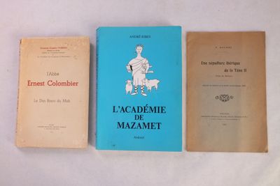 trois livres posés sur une table recouverte d'une nappe blanche