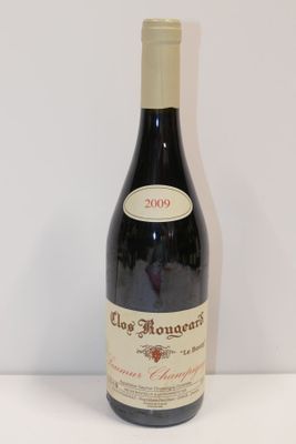 une bouteille de vin posée sur une table