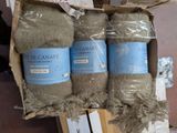 trois pelotes de laine sont rangées dans une boîte posée sur une étagère