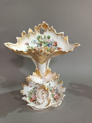 une photo d'un vase décoratif orné de fleurs