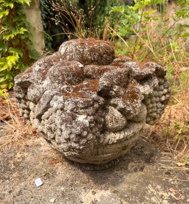 une sculpture en pierre posée à même le sol
