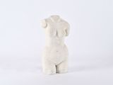 une statue blanche représentant un chien sur fond blanc