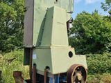 une machine qui se trouve au milieu d'un champ