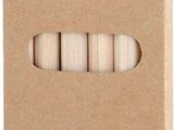 des crayons dans une boîte en carton sur fond blanc, avec un fond blanc