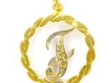 une image représentant un pendentif en or sur lequel figure la lettre « s » entourée d'un cercle