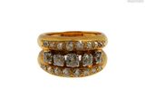 gros plan d'une bague en or avec des diamants sur fond blanc