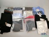 de nombreux types de chemises et de pantalons posés sur la table