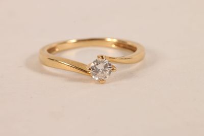 Bague solitaire en or jaune 750 ‰ sertie d'un diamant taille…