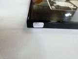 la photo d'une photo représentant un homme coiffé d'un chapeau, posé sur une table