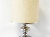 l'image d'une lampe posée sur une table