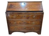 une commode en bois surmontée de tiroirs