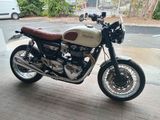 une moto garée sur le côté de la rue