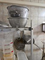 Lot comprenant 6 poêles, 1 grande poêle à 2 poignées, 1 chin… (photo 2)
