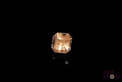 gros plan d'un diamant jaune sur une surface noire