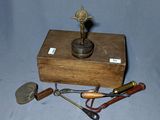 une petite boîte en bois surmontée d'une statuette