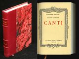 deux livres posés côte à côte sur une table