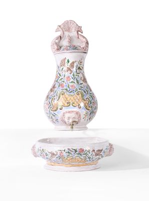 un vase posé sur une assiette